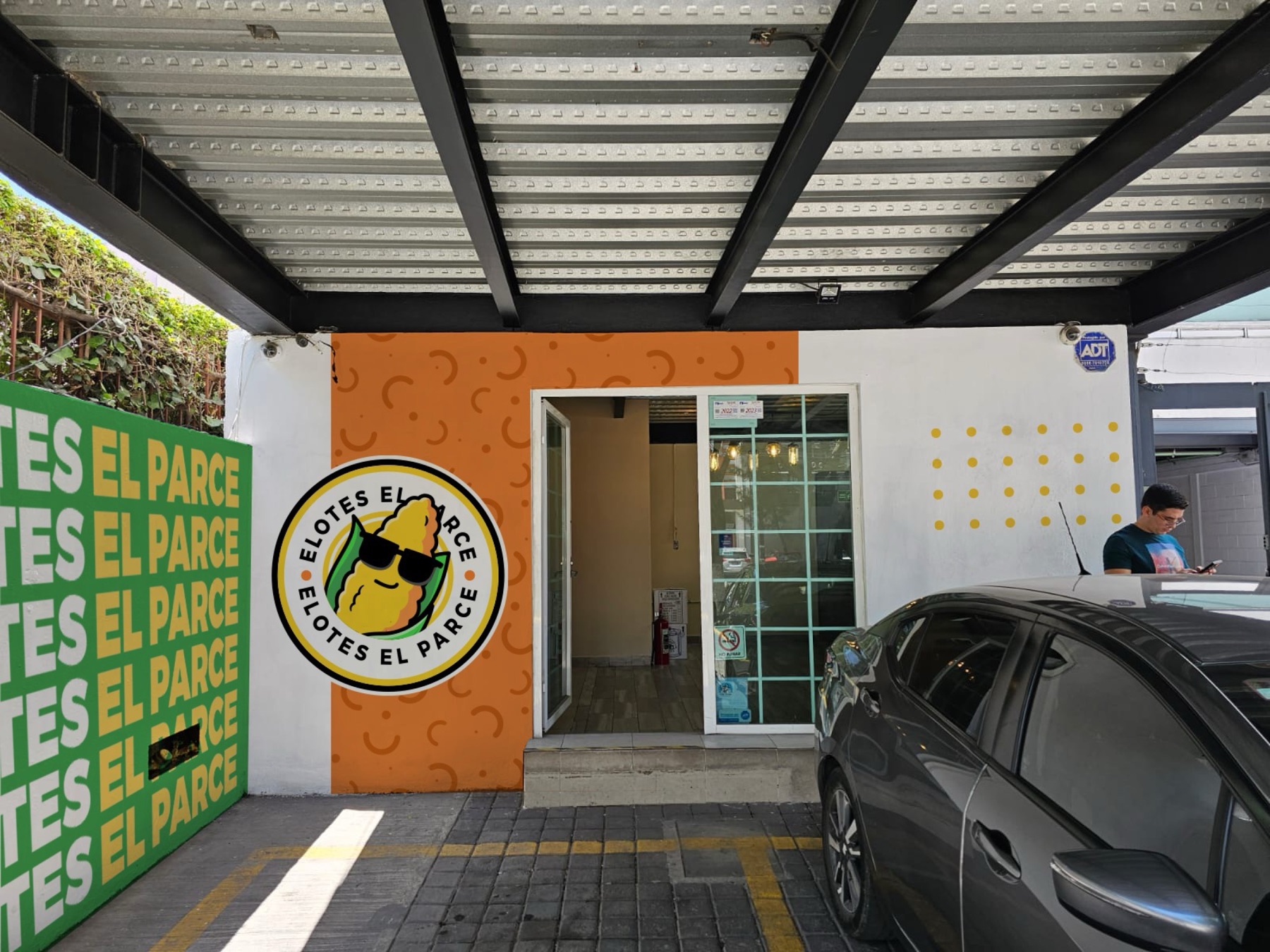 Fachada con logo y patrón de marca