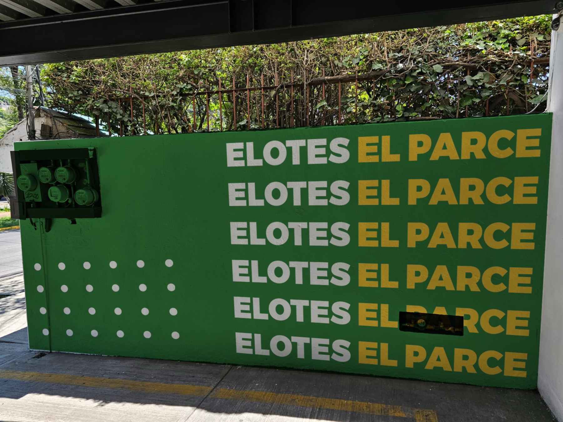 Muro exterior “Elotes El Parce”